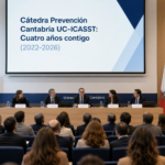 Simulacióon de Mesa de ponentes y público en la jornada del cuarto aniversario de la Cátedra Prevención Cantabria UC‑ICASST en la Facultad de Derecho de la Universidad de Cantabria.